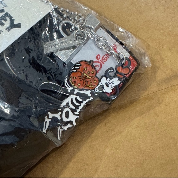 Harveys x Disney Goofy Seatbelt Tote - Picture 3 of 6